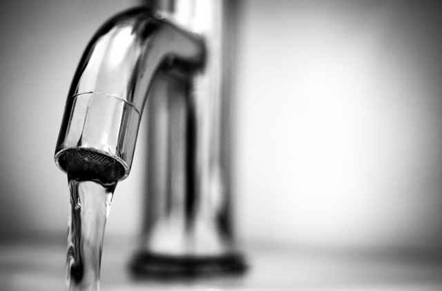 Федеральный закон «О водоснабжении и водоотведении» в индивидуальном порядке не предусматривает подключения к системе водоснабжения без оплаты.