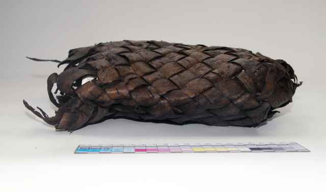 Кошелю примерно 750 лет. Судя по размеру это могла быть небольшая сумка для мелочей, которую носили на плече.