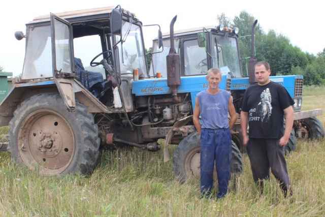Трактористы Сергей Петров и Вячеслав Николаев считают, что 30 тысяч рублей для деревни — заработок неплохой.