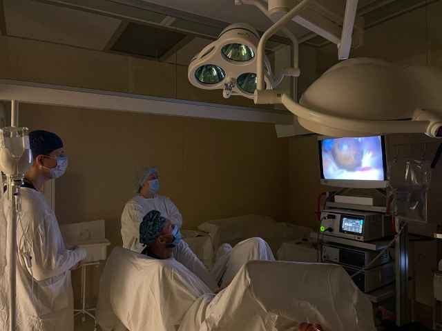 На фото показано оборудование в действии: операция по удалению опухоли мочевого пузыря.