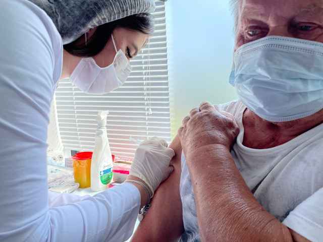 В «красной» зоне по темпам вакцинации остаются Парфинский, Хвойнинский, Пестовский и Мошенской районы.