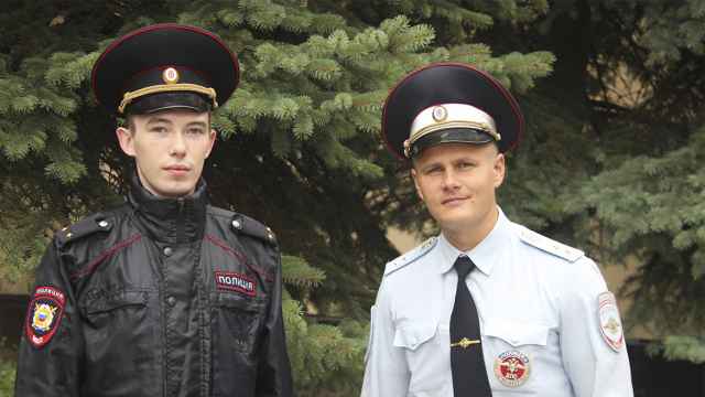 Дмитрий Яковлев и Дмитрий Кириллов помогли потушить пожар на улице Калинина в посёлка Боровёнка Окуловского района.