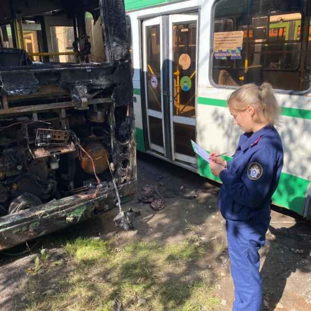 Следователи выехали в автобусный парк, осмотрели сгоревший автобус, а также изъяли документацию, относящуюся к эксплуатации и обслуживанию.