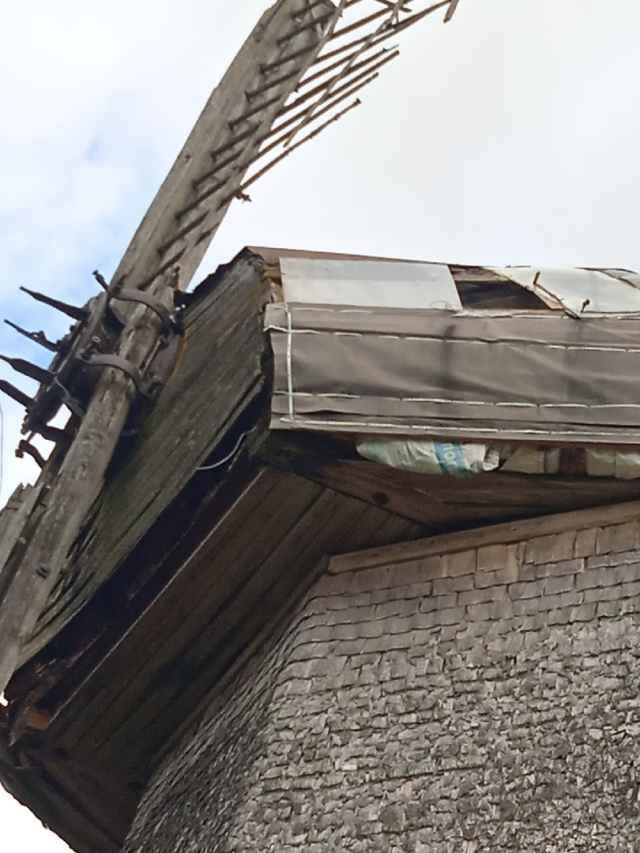 От сильных порывов ветра сорвало в двух местах обшивку на крыше.