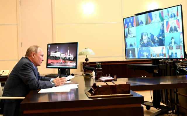 Президент РФ Владимир Путин провёл в режиме видеоконференции совещание по вопросу ликвидации последствий подтоплений и природных пожаров в ряде регионов России.