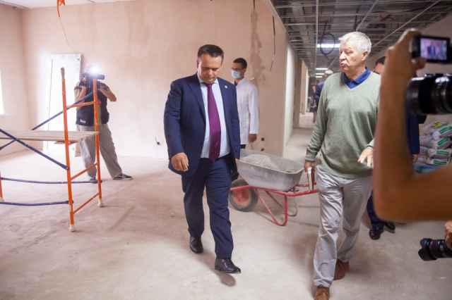Также губернатор посетил терапевтическое отделение Окуловской ЦРБ, в котором в данный момент за счёт средств из областного бюджета проходит капитальный ремонт