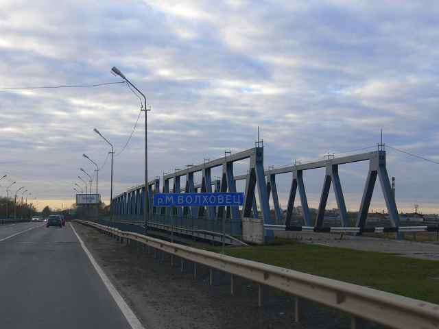 Сейчас Синий мост находится в аварийном состоянии и закрыт для транспорта. Движение осуществляется по двухполосному автомобильному мосту, который был построен вплотную с Синим.