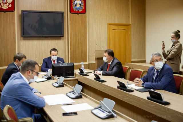 Также на совещании участники обсудили ход реализации дорожной деятельности на автомобильных дорогах местного значения Новгородской области в 2021 году и планы на 2022-2024 годы