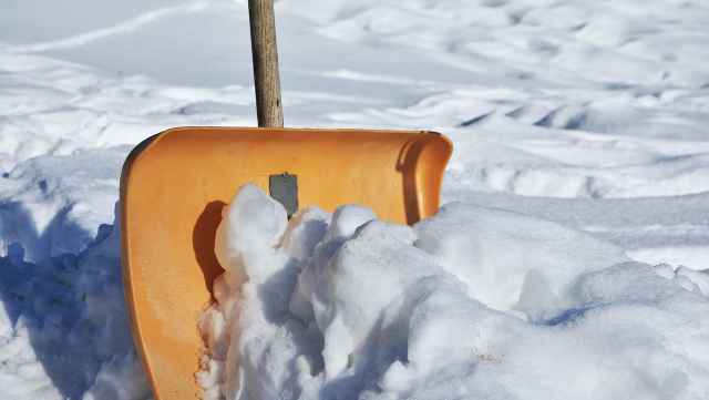 Снегоуборочные работы на тротуарах, пешеходных дорожках и автобусных остановках должны начинаться сразу после снегопада.