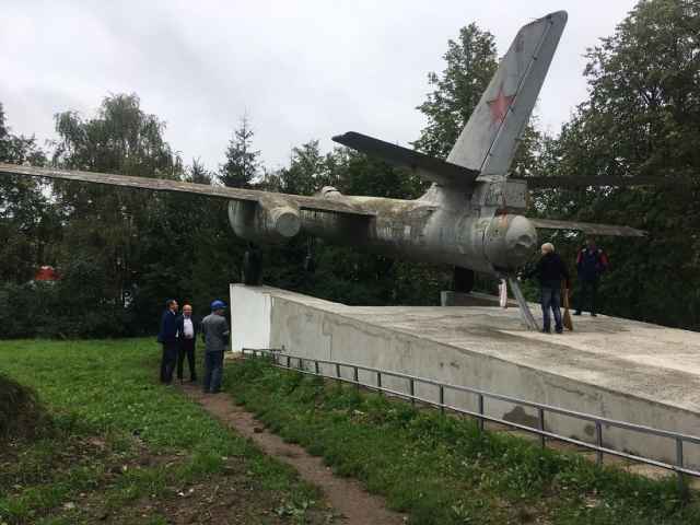 Установленный в Кречевицах Ил-28 входил в состав базировавшегося здесь буксировочного авиаотряда.