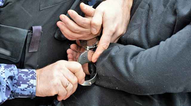 Двоих подозреваемых с наркотиками задержали в посёлке Сырково Новгородского района