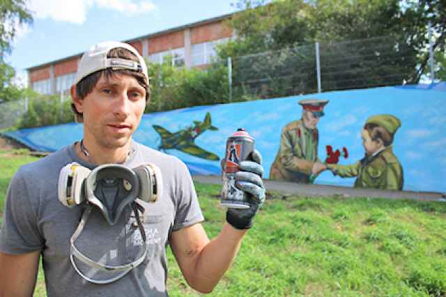Кирилл Волков является выпускником боровичской школы №8, и он преобразил бетонную стену, ограждающую территорию школы.