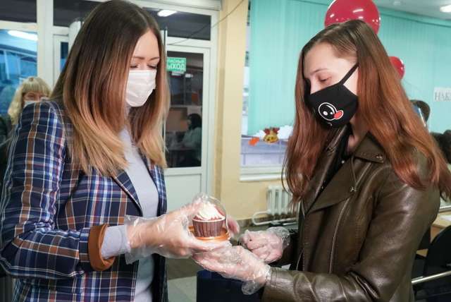 Избирателям в Кемерово дарили капкейки