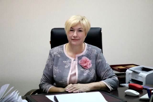 Руководителем Парфинского района Елена Леонтьева работала с мая 2018 года.