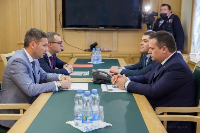 На встрече с главой области Андреем Никитиным Артём Литвинов рассказал, что приоритетными направлениями в работе в качестве министра он видит развитие проектов социальной значимости.