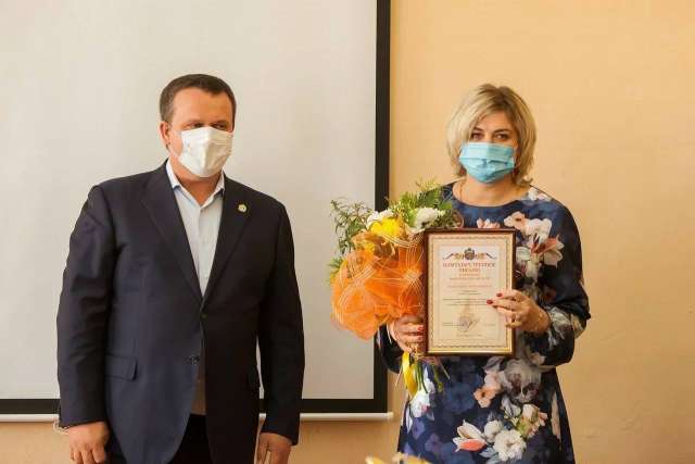 В Холме Андрей Никитин вручил благодарности губернатора и почётные грамоты регионального министерства образования.