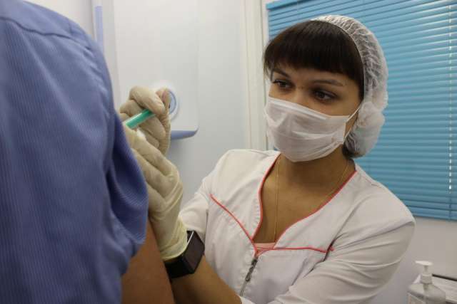 Вакцинацию в университете будет проводить Медицинский центр НовГУ. Сделать прививку можно и в любой другой медицинской организации