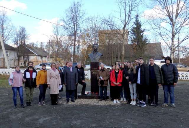 Инициатива установить в Окуловке памятник Николаю Железнову принадлежит местному краеведу, меценату Леонарду Эдуардовичу Бриккеру.