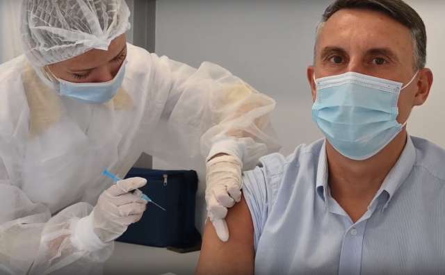 Александр Розбаум вместе с коллегами из администрации Старорусского района вакцинировался и поделился в соцсети видеороликом об этом.