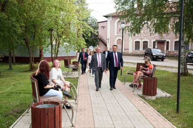 В ходе рабочей поездки в Окуловский район в августе губернатор Андрей Никитин осмотрел здание купеческого клуба ХIХ века.