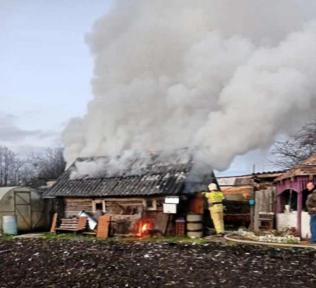 Пожарным удалось спасти от огня соседние постройки, расположенные в трёх метрах от горящего строения
