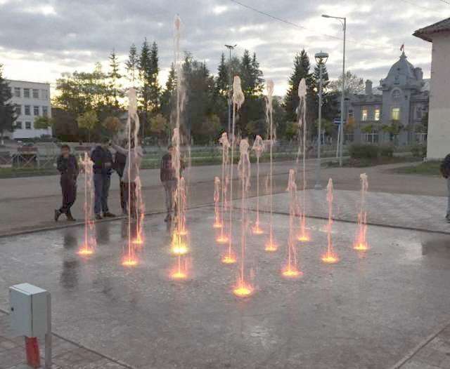 В этом году в сквере установили фонтан со светодиодной подсветкой.
