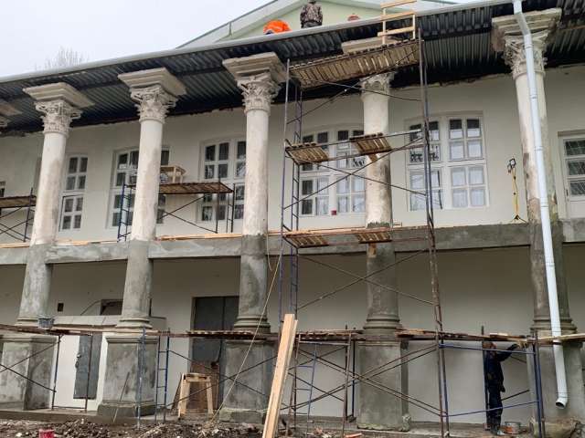 Подряд на ремонт дворовой части фасада здания районного Дома народного творчества исполняет боровичская фирма. Срок сдачи объекта — 20 декабря.