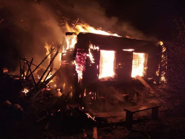 Огонь полностью уничтожил дом и хозяйственную постройку.