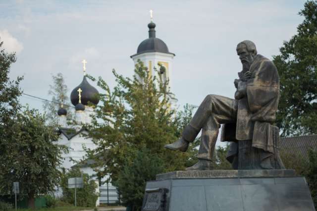 Памятник Фёдору Достоевскому в Старой Руссе.