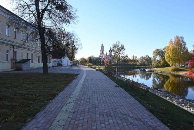 Средства из федерального бюджета поступили в этом году, и самая узнаваемая часть города Старой Руссы начала преображаться.