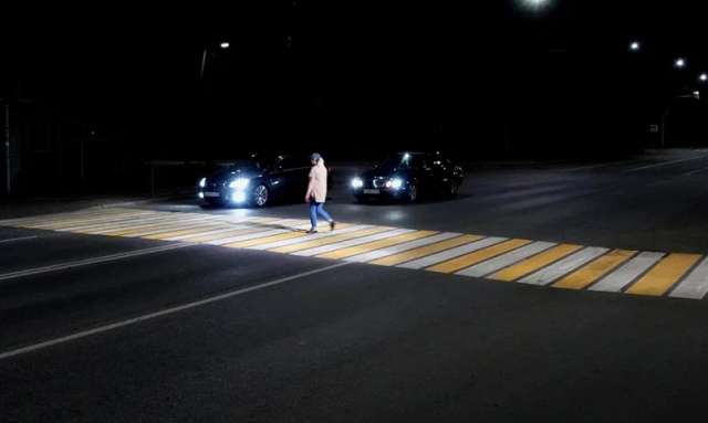 Уникальность «умного» пешеходного перехода – в использовании динамической подсветки.