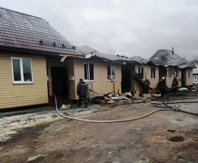 На момент пожара в доме находились два человека, они не пострадали.