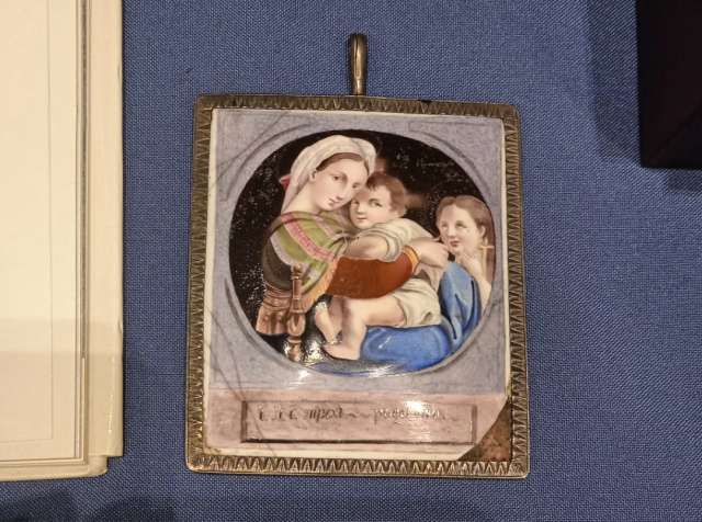 Иконография повторяет одну из самых известных композиций Рафаэля Санти «Мадонна в кресле» или «Мадонна делла Седия», которая находится на экспозиции галереи Питти во Флоренции.