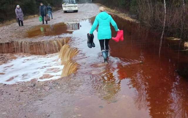 12 ноября участок гравийной дороги между деревнями Прилуки и Частова размыло в зоне водопропускной трубы.