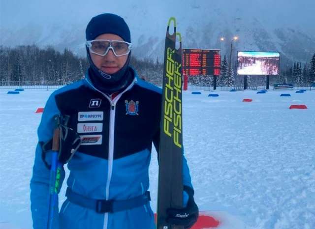 24-летний лыжник завоевал золотую медаль на дистанции 10 километров свободным стилем.