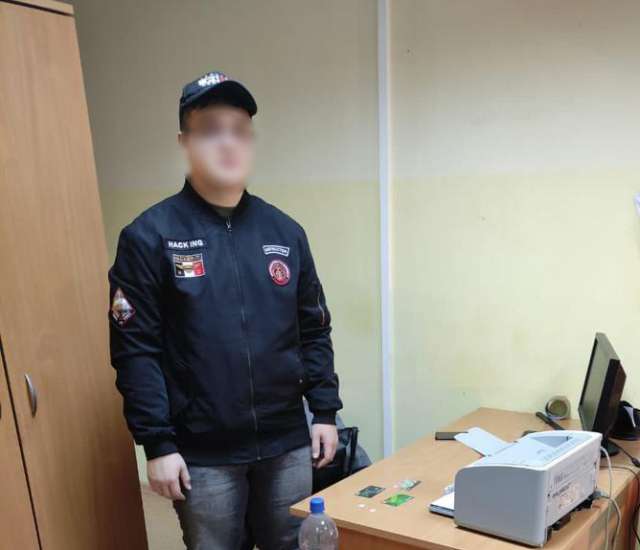 Во время обысков по месту жительства фигуранта в Тюмени новгородские полицейские изъяли у него мобильный телефон и три виртуальные банковские карты.