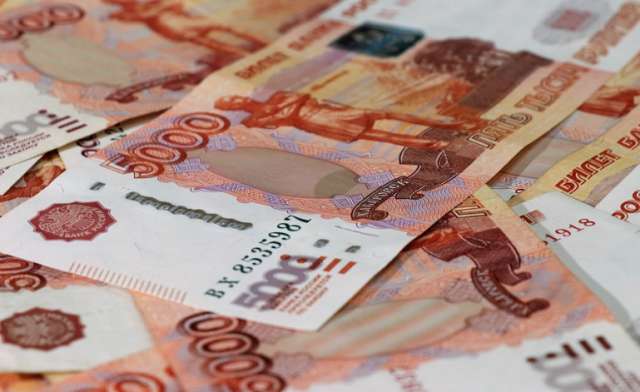 Доля жителей области, зарабатывающих более 100 тысяч рублей в месяц, составила 2,2%.