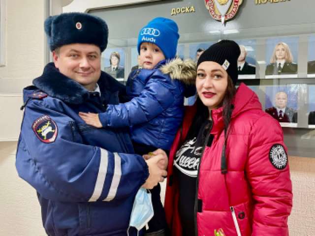 Юлия Худобина побывала в городском УМВД и поблагодарила руководство полиции за благородный поступок Виталия Власенко.