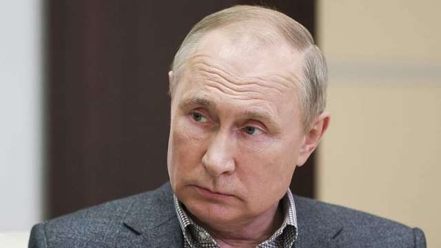 21 ноября Владимир Путин заявил, что ревакцинировался от коронавируса препаратом «Спутник Лайт» и вызвался добровольцем в эксперимент по применению назальной вакцины.