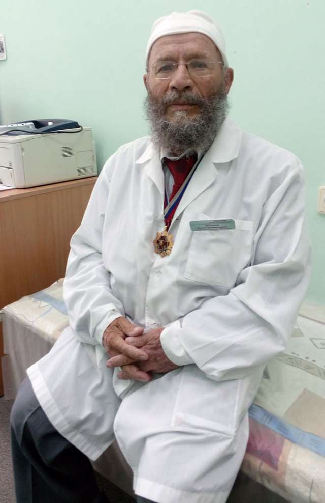 Владимир Николаевич Уральский всю жизнь посвятил медицине и своим маленьким пациентам.