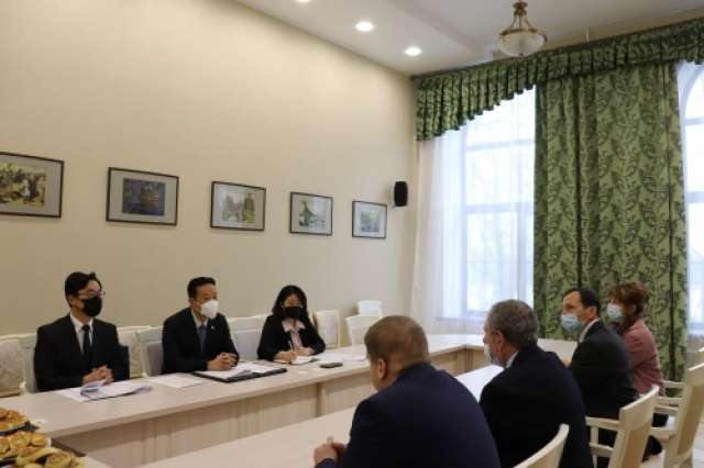 Генеральный консул Республики Корея пообещал содействовать привлечению в НовГУ носителей корейского языка на семинары и мастер-классы.