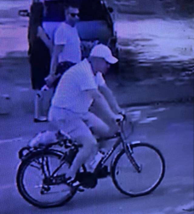 Установлено, что мужчина до места совершения преступления и от него передвигался на велосипеде, был одет в футболку белого цвета, светлые шорты, на голове кепка - «бейсболка»