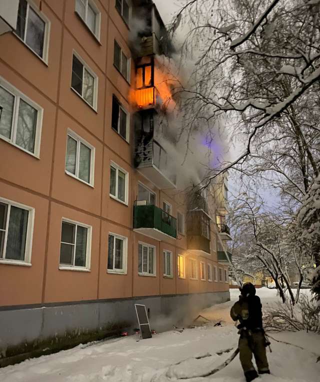 Личным составом пожарных подразделений спасены из горящей квартиры восемь человек, двое из которых — дети. Травмирован один  человек — он с термическим ожогом передан бригаде медиков.