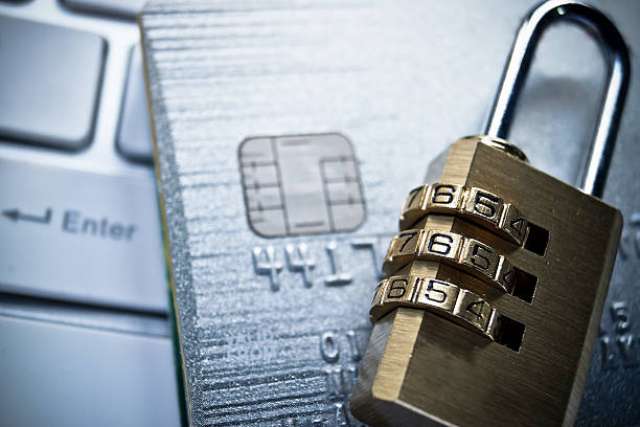 Сейчас распространено мошенничество, связанное с добровольной передачей физическим лицом данных: номеров платёжных карт, кодов, паролей.