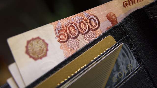Изначально законопроект предлагал установить в 2022 году МРОТ на уровне 13 617 рублей в месяц,