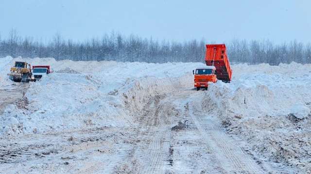 Снег подрядчики вывозят на площадку складирования на Лужском шоссе, 4