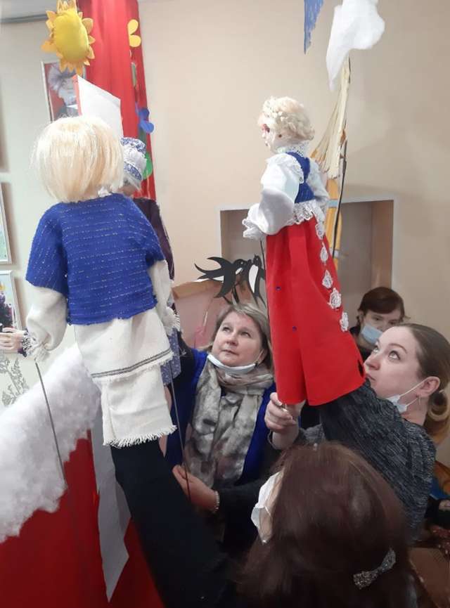 В гостиной будут проводить спектакли кукольного театра "Тросточка".