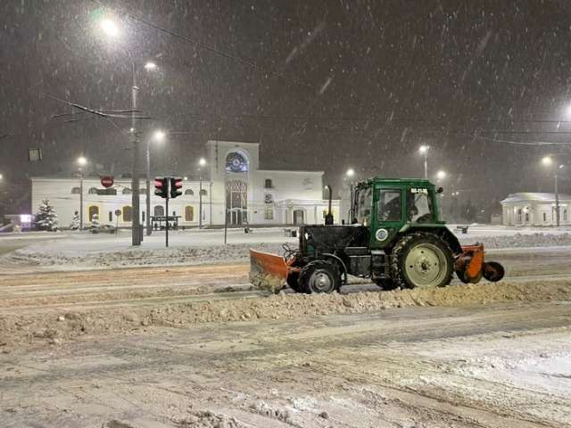 С 27 ноября по 10 декабря в Великом Новгороде выявили 338 нарушений правил благоустройства территории, касающихся уборки снега, очистки крыш и др.
