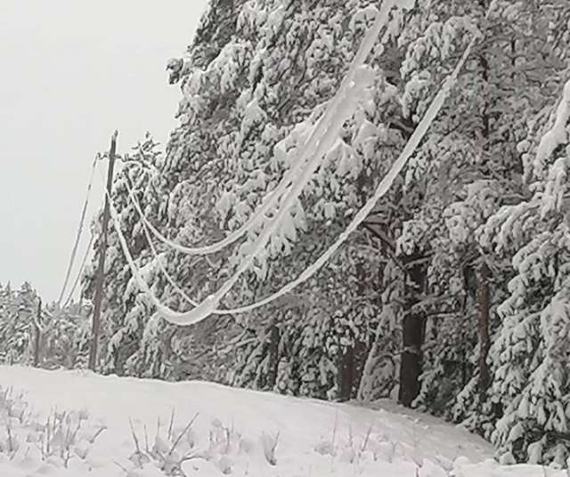В Новгородской области энергетики продолжают устранять последствия снегопадов и ледяных дождей.