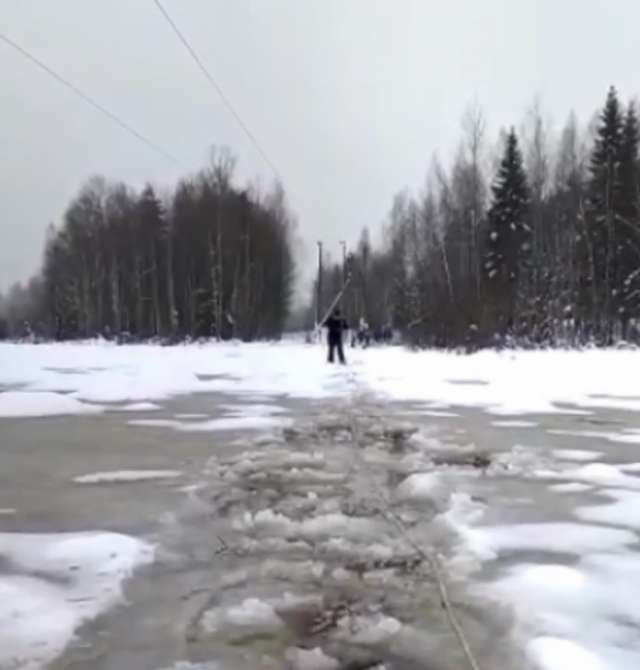 Один из сотрудников МЧС смог подобраться по льду озера к месту обрыва провода на лыжах.